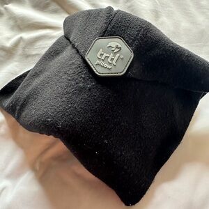 Trtl neck pillow black